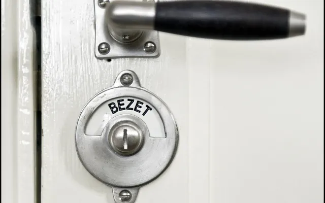 Toiletdeur die op slot zit
