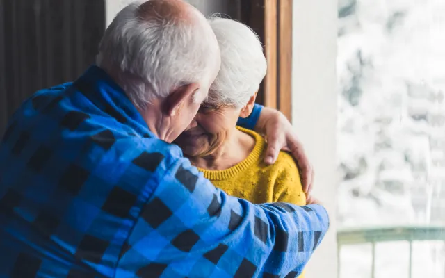 Foto: Poppy Pix/shutterstock Een ouder koppel dat elkaar omhelsd