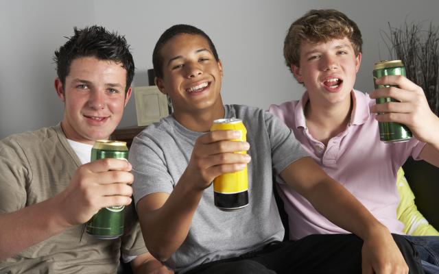 Drie drinkende jongens
