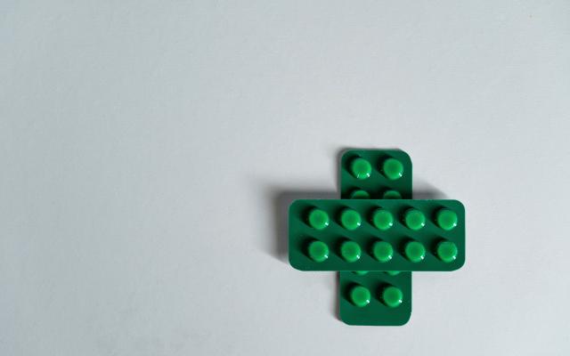 groene legoblokjes in de vorm van een kruis