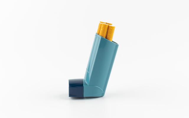 Een inhalator met sigaretten als inhoud