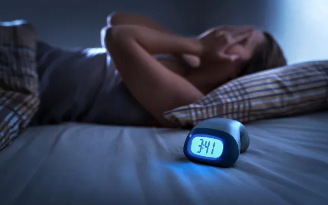 Iemand die wakker in bed ligt om half vier 's nachts
