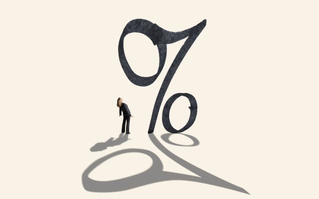 Illustratie van een persoon die opkijkt tegen een groot percentageteken