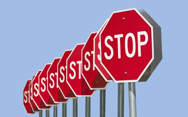 Een rij stopborden