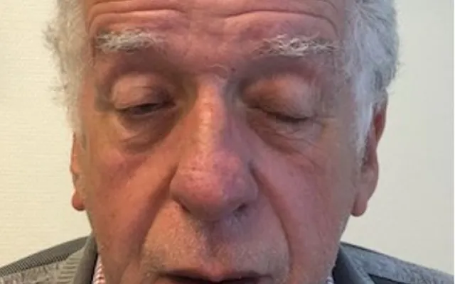 man met hangende oogleden.