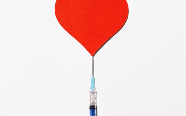 Hart met injectiespuit erin