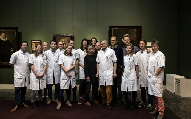 Foto: Inga Powilleit Groepsfoto medici met schilderijen op de achtergrond