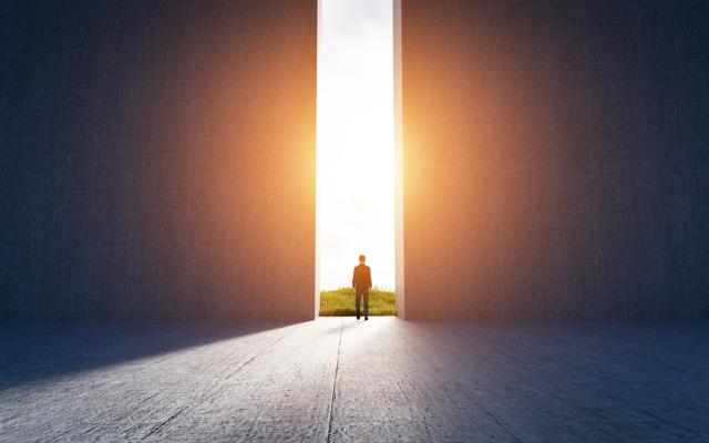 Iemand die in de deuropening staat