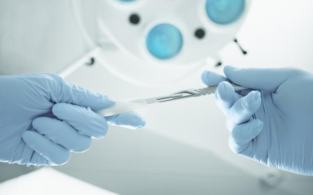 Eén chirurg geeft scalpel over aan andere chirurg