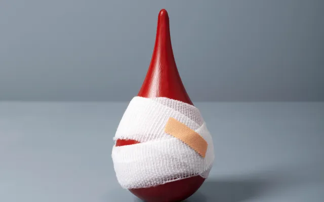 Een bloeddruppel met een verband eromheen