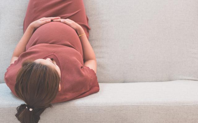 Zwangere vrouw van bovenaf gezien