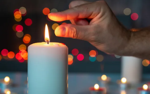 Vinders vlakbij een brandende kaars