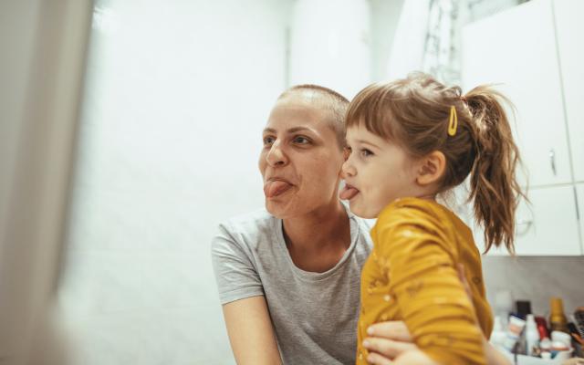 Moeder en kind die tong uitsteken