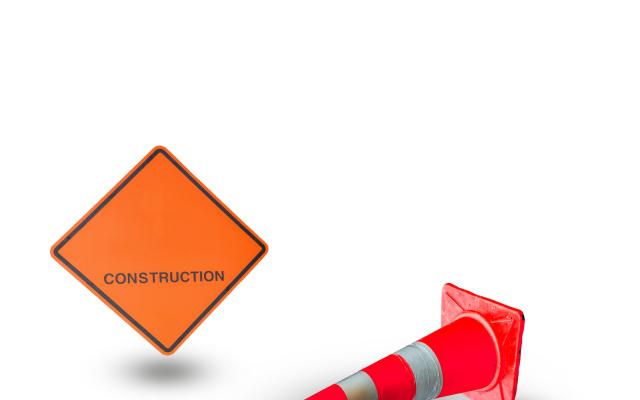 Een verkeerbord voor werkzaamheden en een piloon