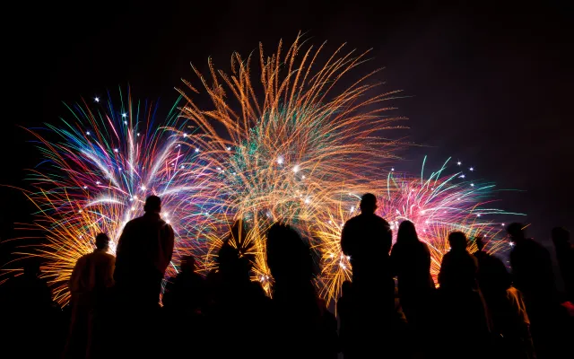 Mensen die kijken naar vuurwerk