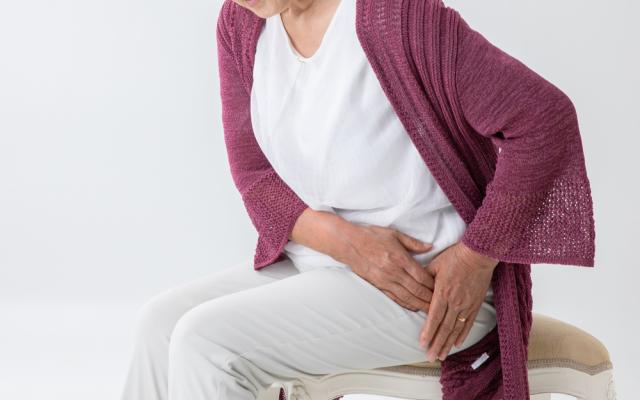 Vrouw met hand op heup