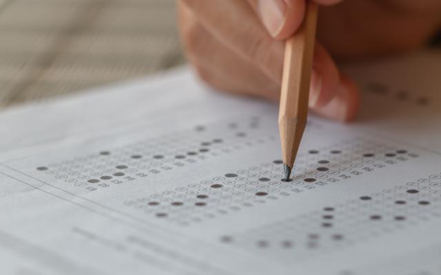 Een blad met MC toets erop