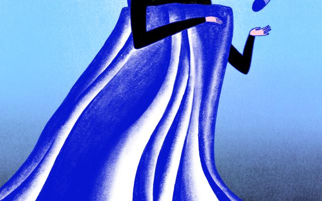 Een vrouw die in bed ligt en pillen opvangt