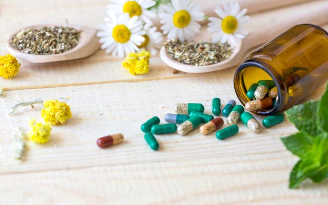 Bloemen, kruiden en pillen op een tafel