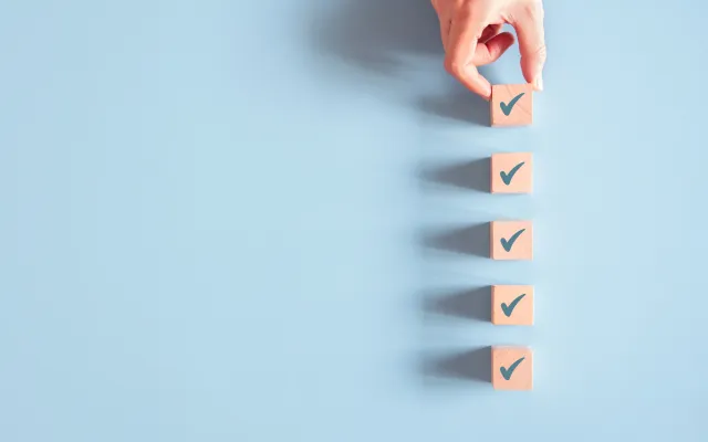 Allemaal blokjes met het check-teken erop