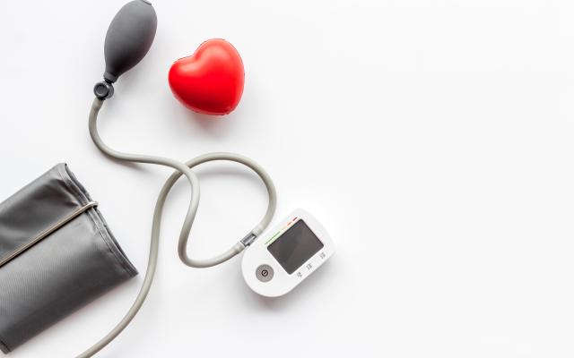 Illustratie van een bloeddrukmeter met een hart erbij