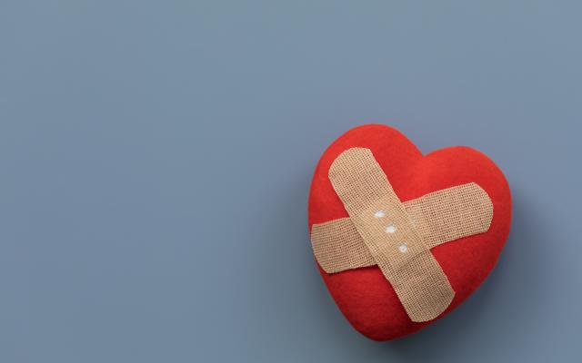 Een hart met een pleister erop
