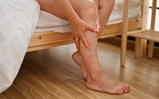 middelbare vrouw met beenkrampen