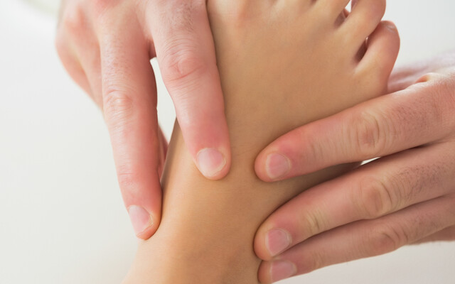 Een arts die een voet onderzoekt