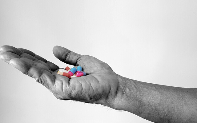 Handje met pillen