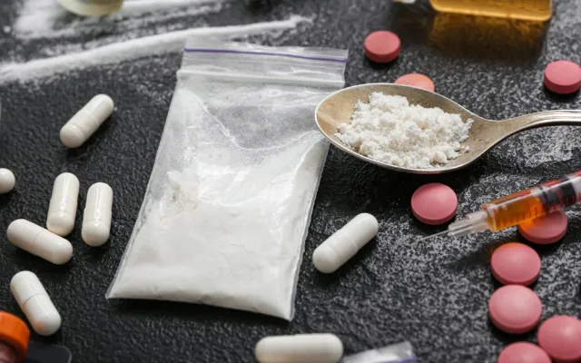 tafel met verschillende drugs