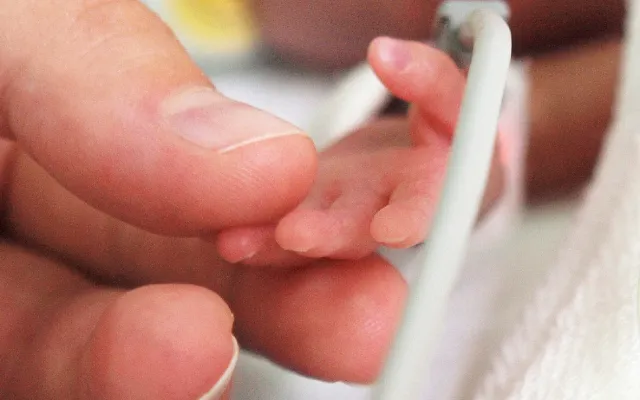 Moeder en vroeggeboorte baby eerste aanraking
