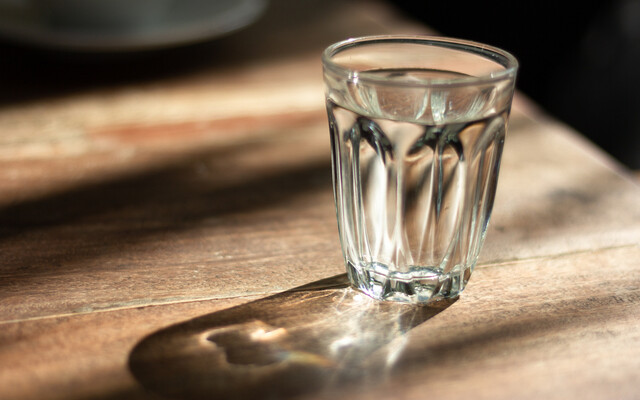 glas water op tafel