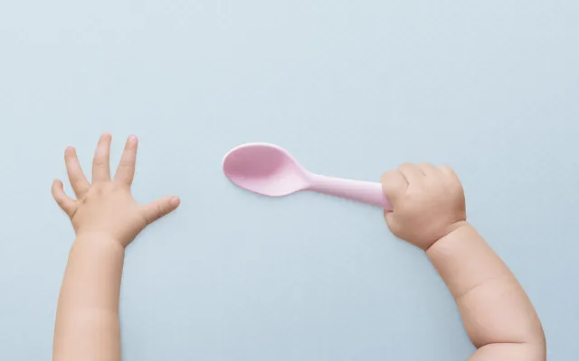 Rawpixel/Istock.com kinderhand met lepel