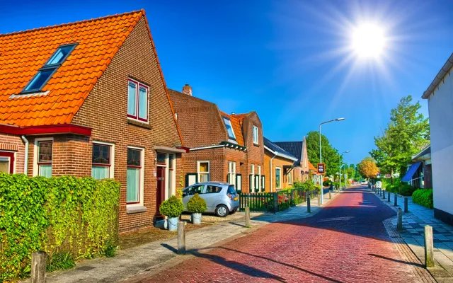 Een straat in de felle zon