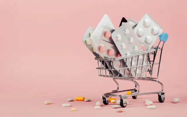 Winkelkarretje met medicijnen erin.