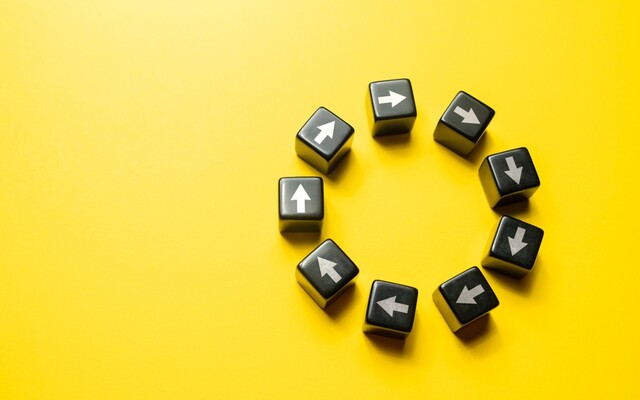 Cirkel opgebouwd uit blokjes met pijlen erop