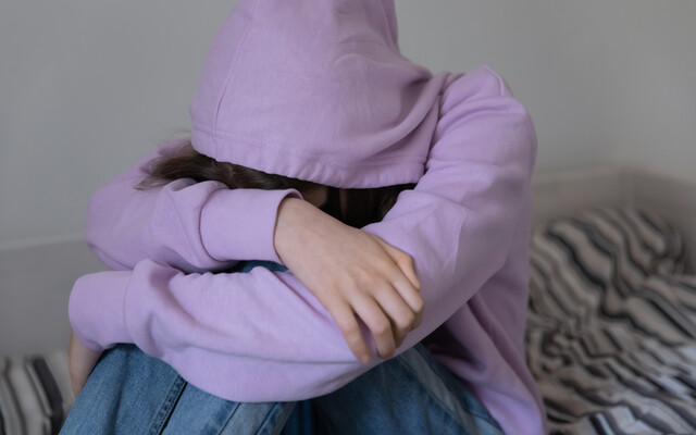 Iemand die met het hoofd in de handen zit