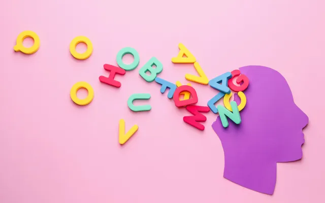 Beeld: Pixel-Shot/Shutterstock Hoofd waar letters uitkomen