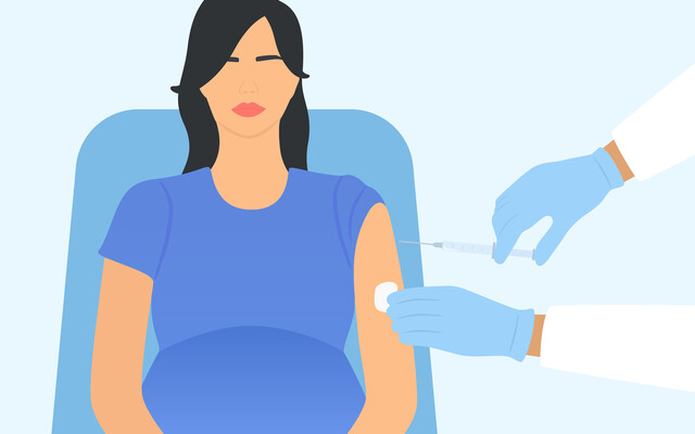 Zwangere vrouw die gevaccineerd wordt