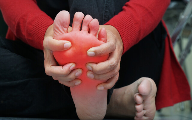 Iemand met pijn aan de voet