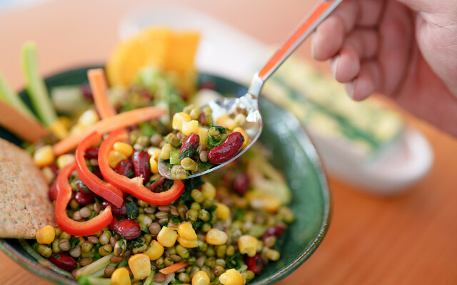 Bord eten met peulvruchten en groenten