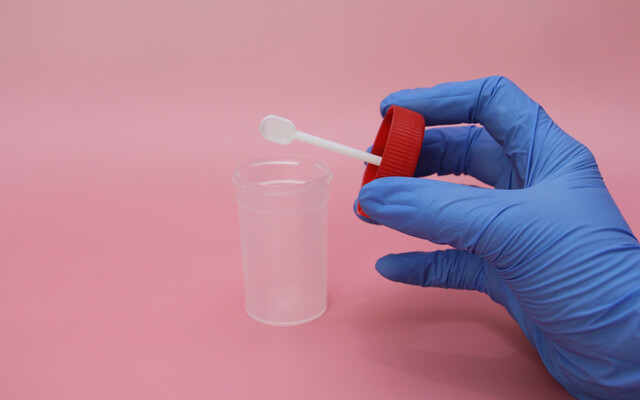 Hand met open monsterbekertje