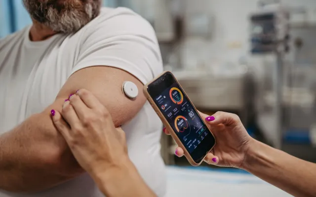 Beeld: Halfpoint/iStock.com Een glucosemeter-sensor die uitgelezen wordt