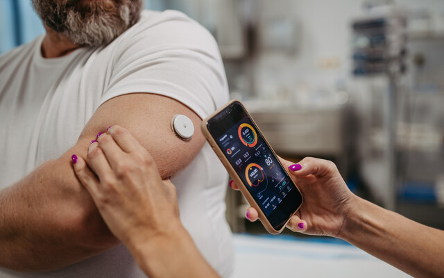 Een glucosemeter-sensor die uitgelezen wordt