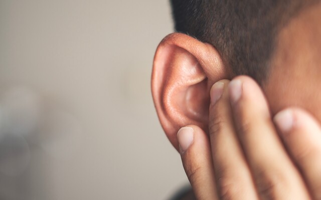 Iemand die aan zijn oor zit