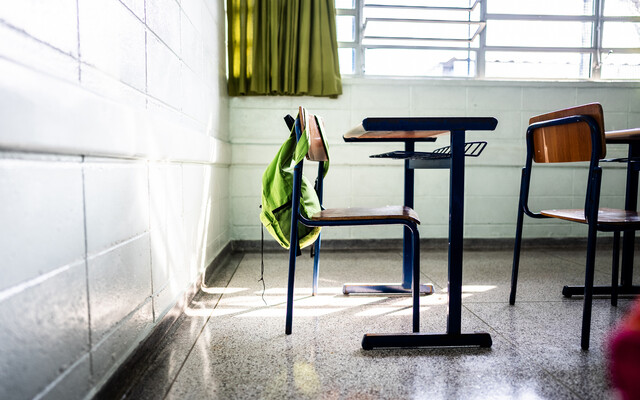 Tafel met stoel met daarover een BHV hesje
