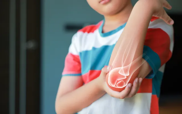 Beeld: Narongrit Doungmanee/iStock.com Illustratie van gewricht kinderellenboog