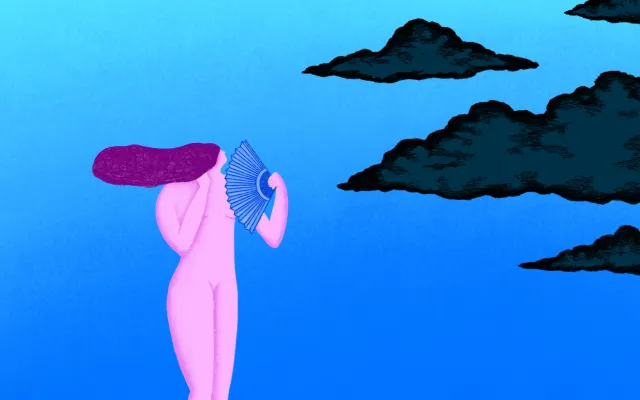 Vrouw met waaier met donkere wolken erbij