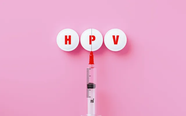 Beeld: MicroStockHub/iStock.com Injectiespuit met de tekst HPV