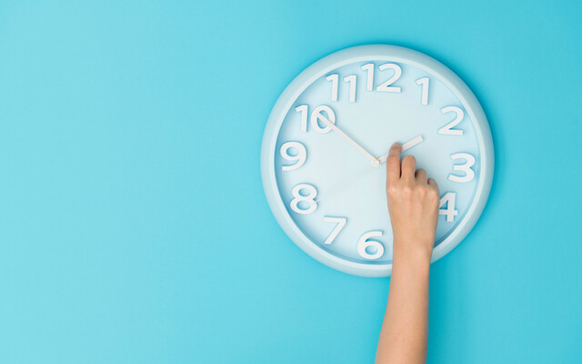 Illustratie van iemand die een klok bijstelt